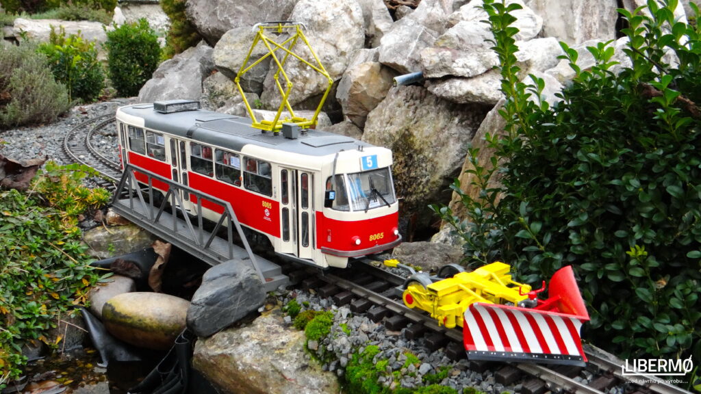 Původní prototyp tramvajového sněhového pluhu sunutý vozem ČKD Tatra T3M.